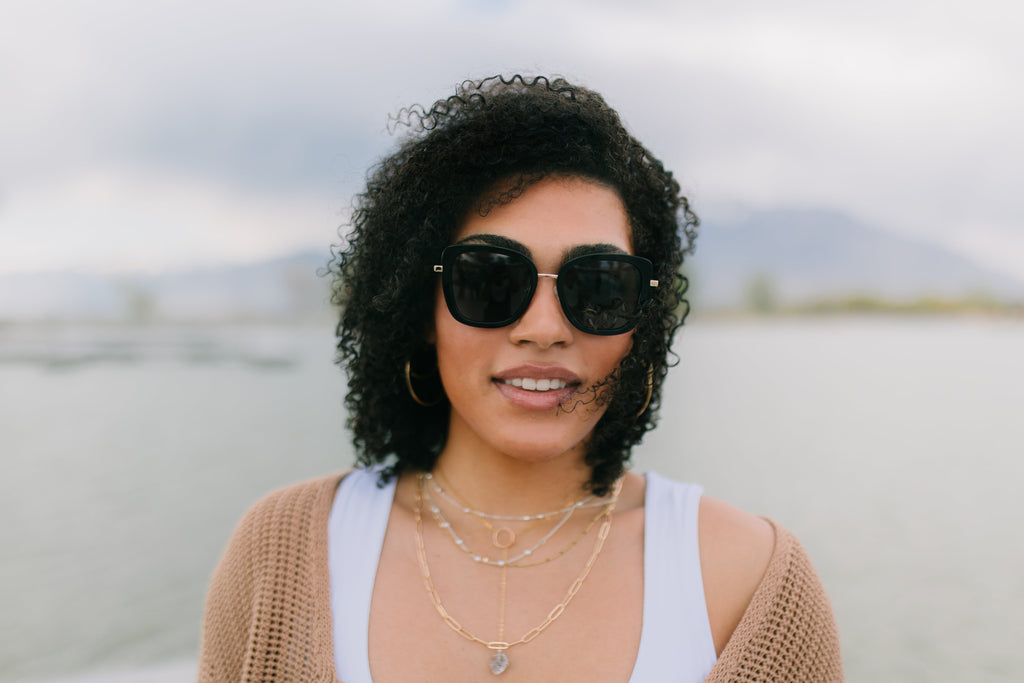 AURI Kellie Black Gold sunglasses - model
