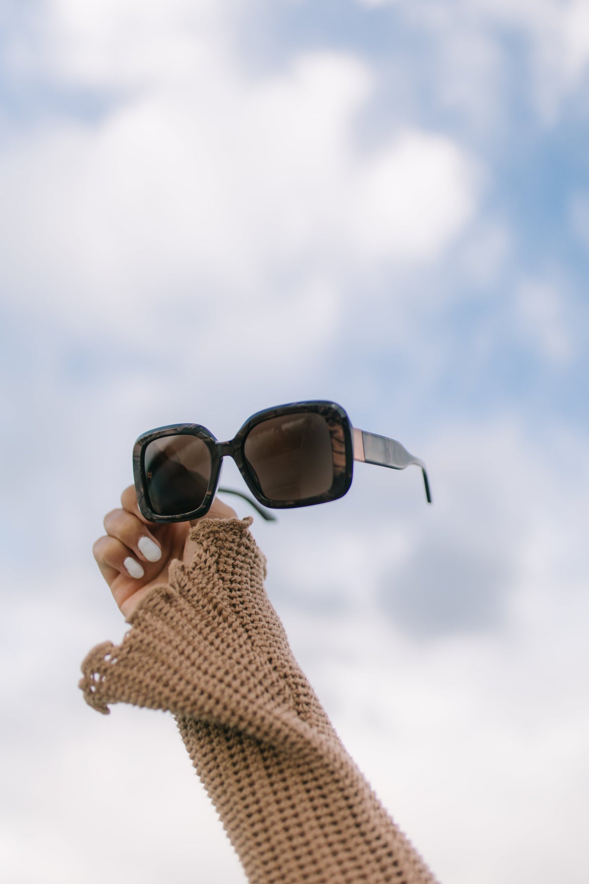 AURI Indie Brown Enigma sunglasses - model