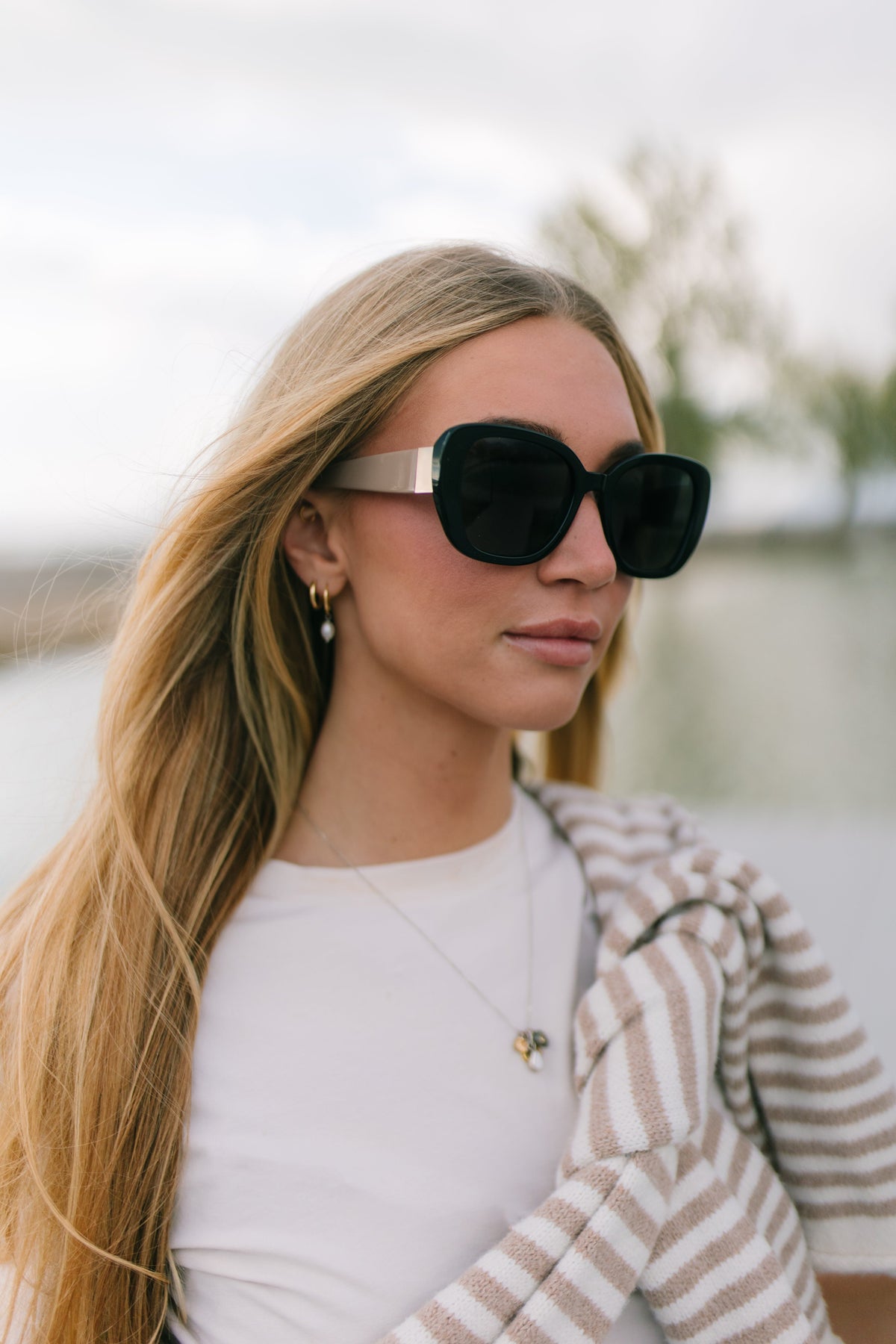 AURI Evelyn Black Sand sunglasses - model