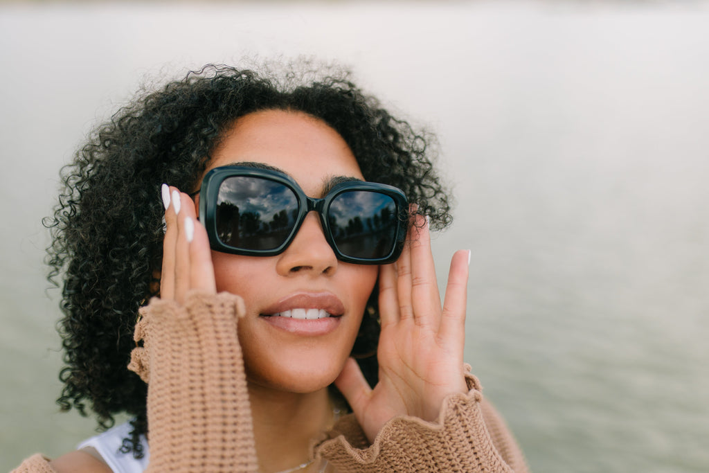 AURI Indie Black Gold sunglasses - model