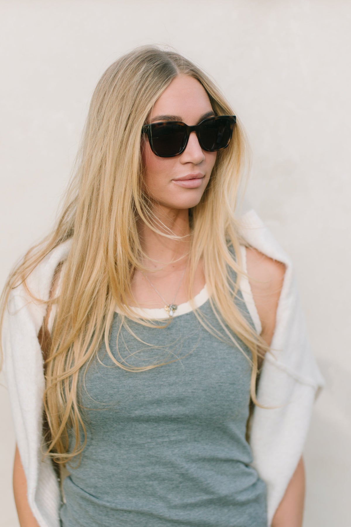 AURI Rae Black sunglasses - model