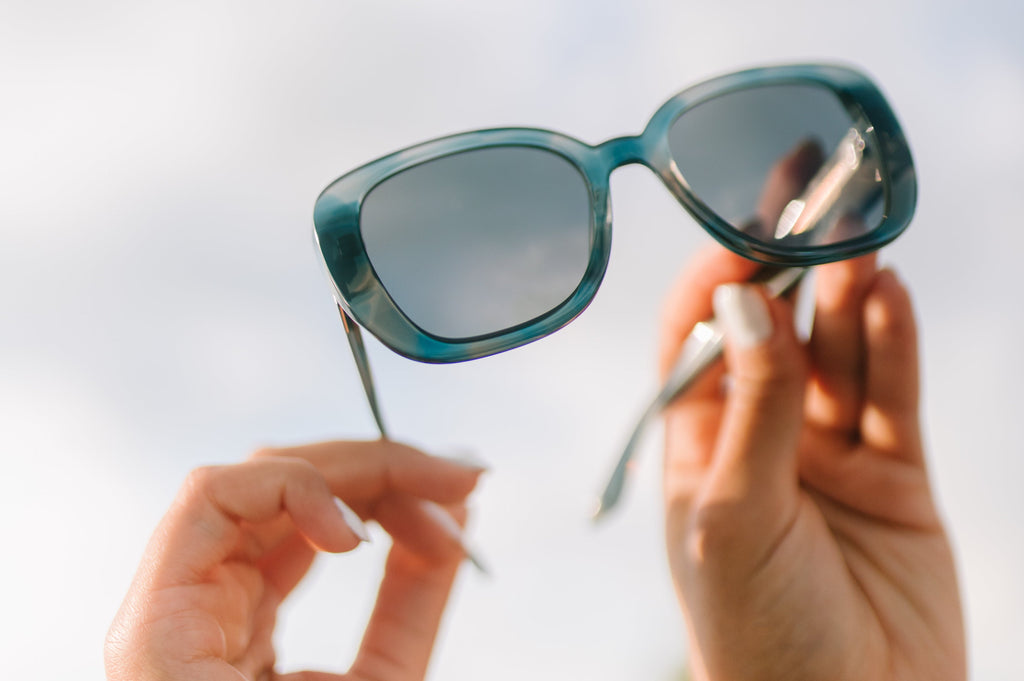 AURI Evelyn Navy Tortoise sunglasses - model