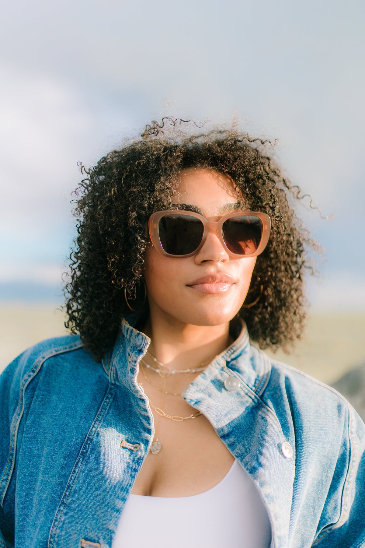 AURI Evelyn Beige Rose Gold sunglasses - model