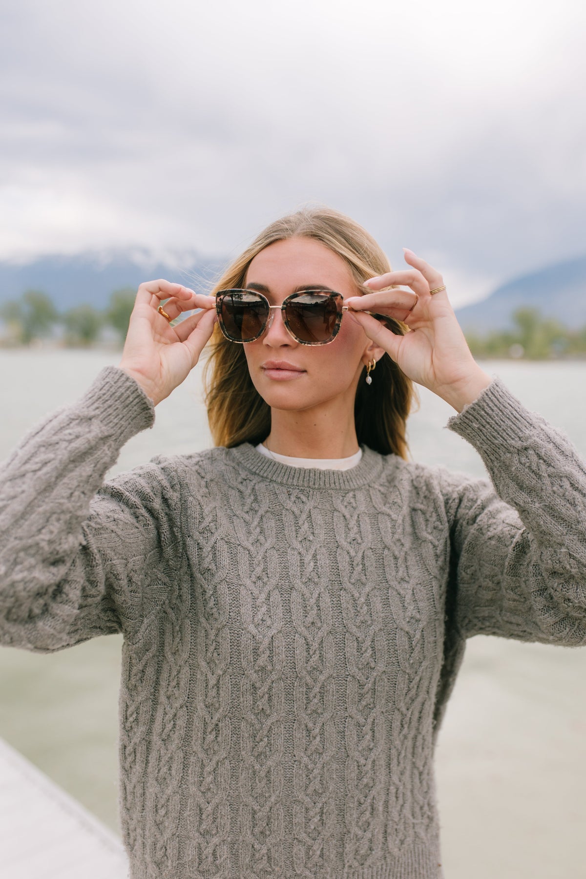 AURI Kellie Carmel Swirl Gold sunglasses - model