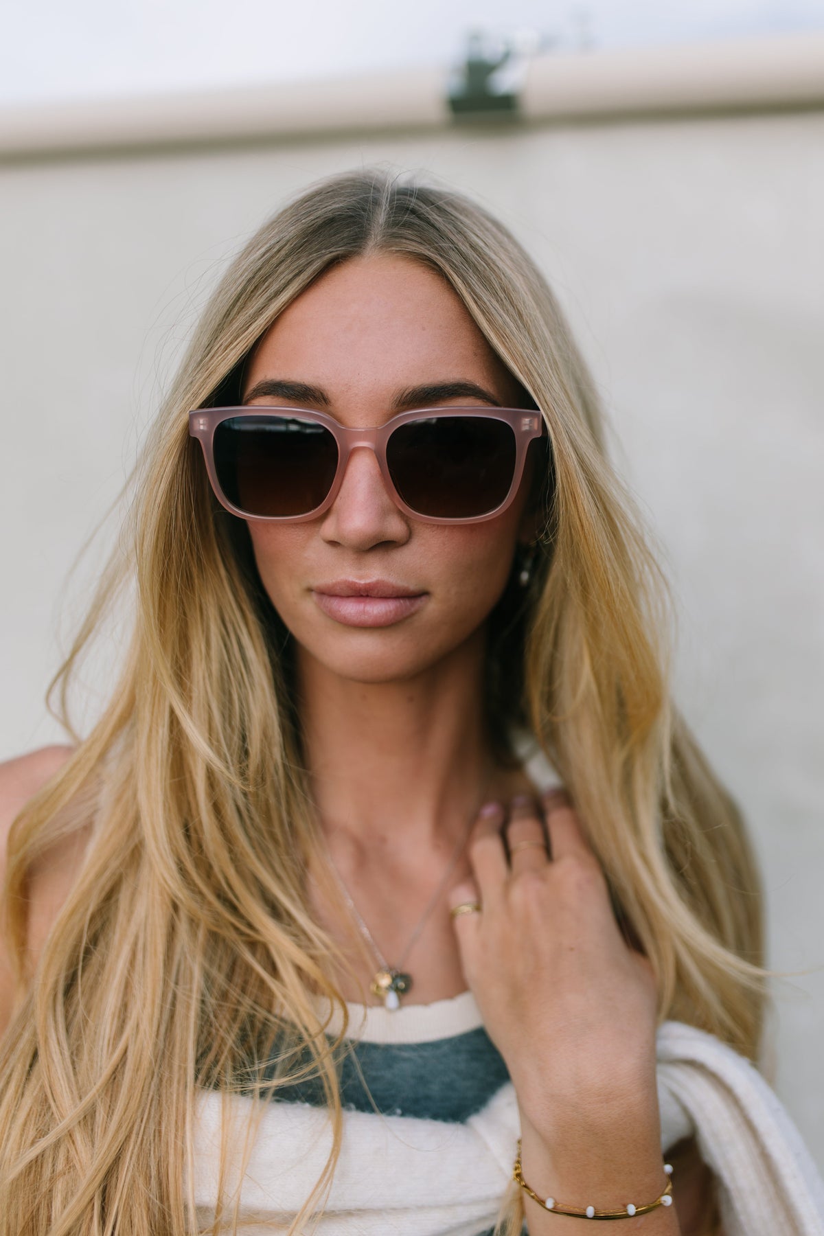 AURI Rae Milky Pink sunglasses - model